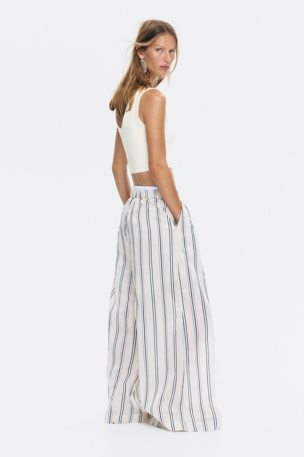 Top cropped sin mangas en punto fino - H&m фото 5