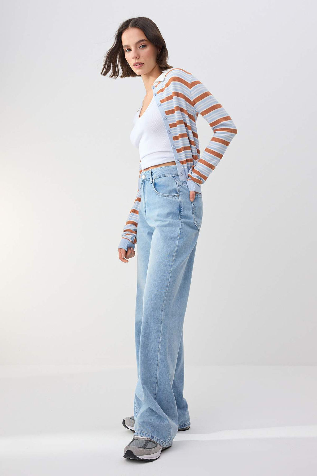 Trendyolmilla Wardrope Essentials Ac?k Mavi DOKUMLU Yuksek Bel Wide Leg Jeans TWOSS26JE00128