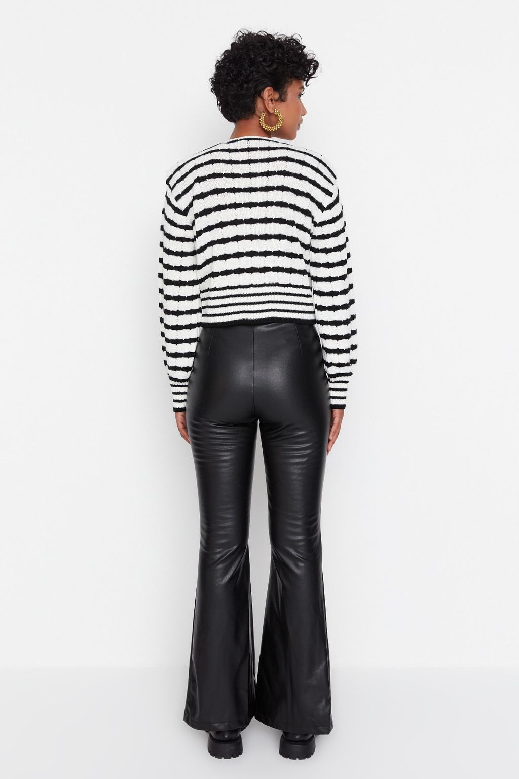 TRENDYOLMILLA Siyah Flare Ispanyol Paca Dokuma Suni Deri Pacas? Y?rtmac Detayl? Pantolon TWOAW23PL00056  фото 5