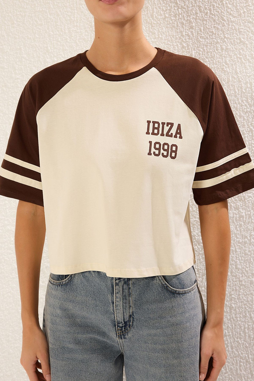 Tas %100 Kal?n Pamuklu Renk Bloklu Slogan Bask?l? Relaxed Crop Orme T-Shirt TWOSS25TS00067