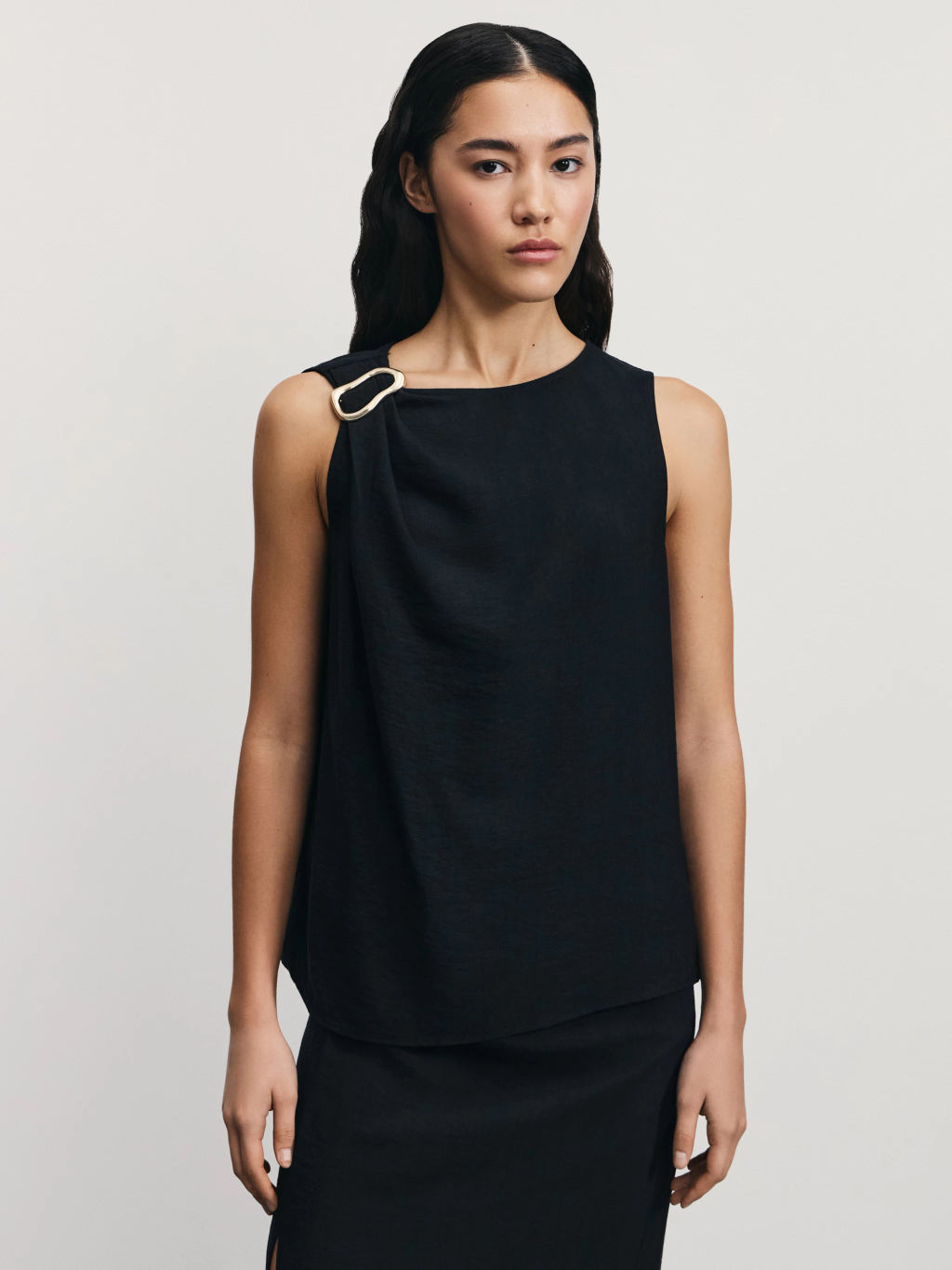 Блузка-топ с декоративной брошью из вискозы / Zarina  фото 3