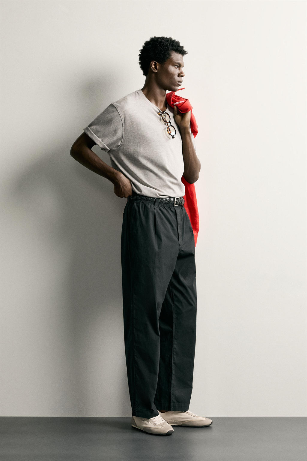 PANTAL?N RELAXED FIT PLIEGUES / Negro - Zara фото 3
