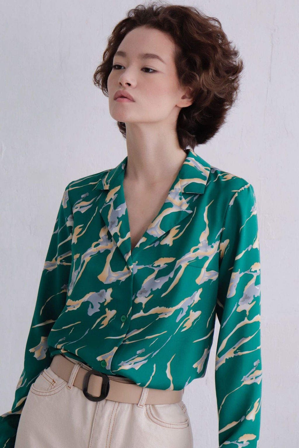 11536 Блуза с английским воротником зелёная с принтом - Martichelli фото 9