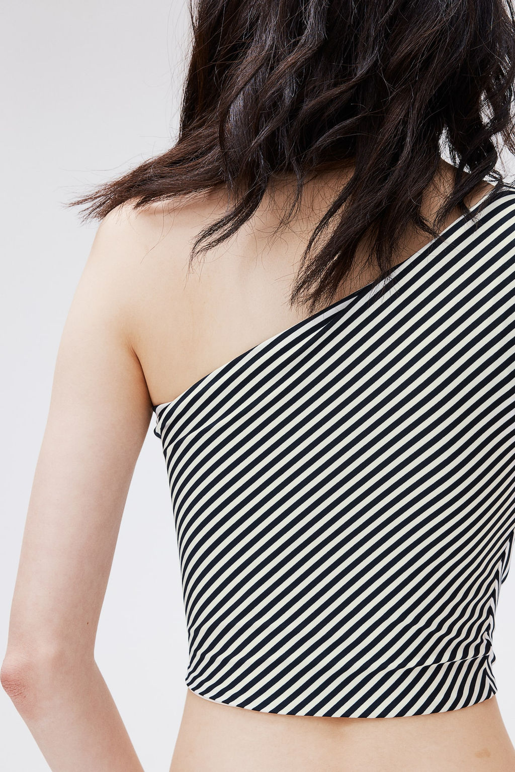 Top cropped de un hombro - H&m фото 3