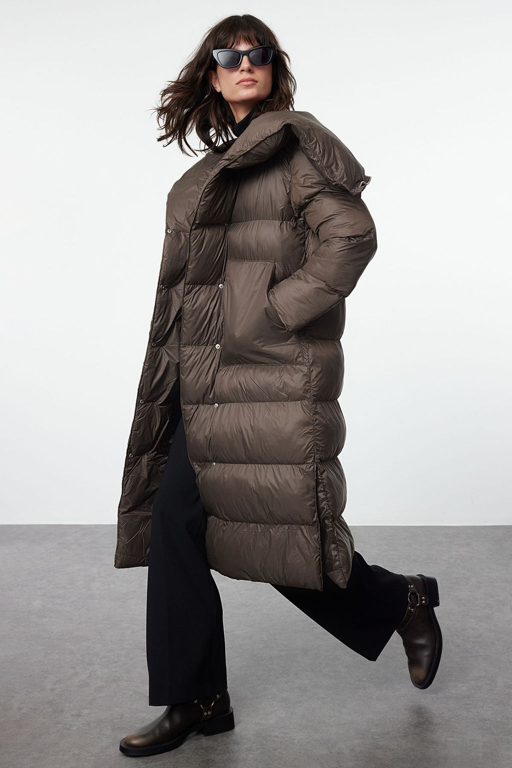 TRENDYOLMILLA Koyu Vizon Oversize Kal?p Kusakl? Kapusonlu Fermuarl? Su Itici K?sl?k Sisme Mont TWOAW25MO00057  фото 2