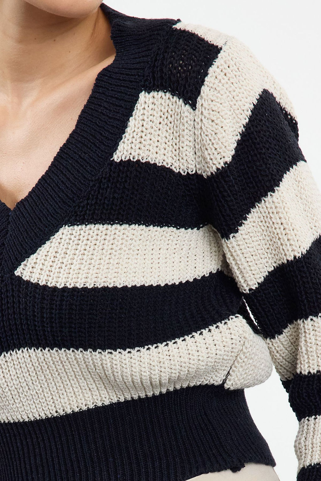TRENDYOLMILLA Gri Crop V Yaka Cizgili Triko Kazak TWOAW25KZ00347
