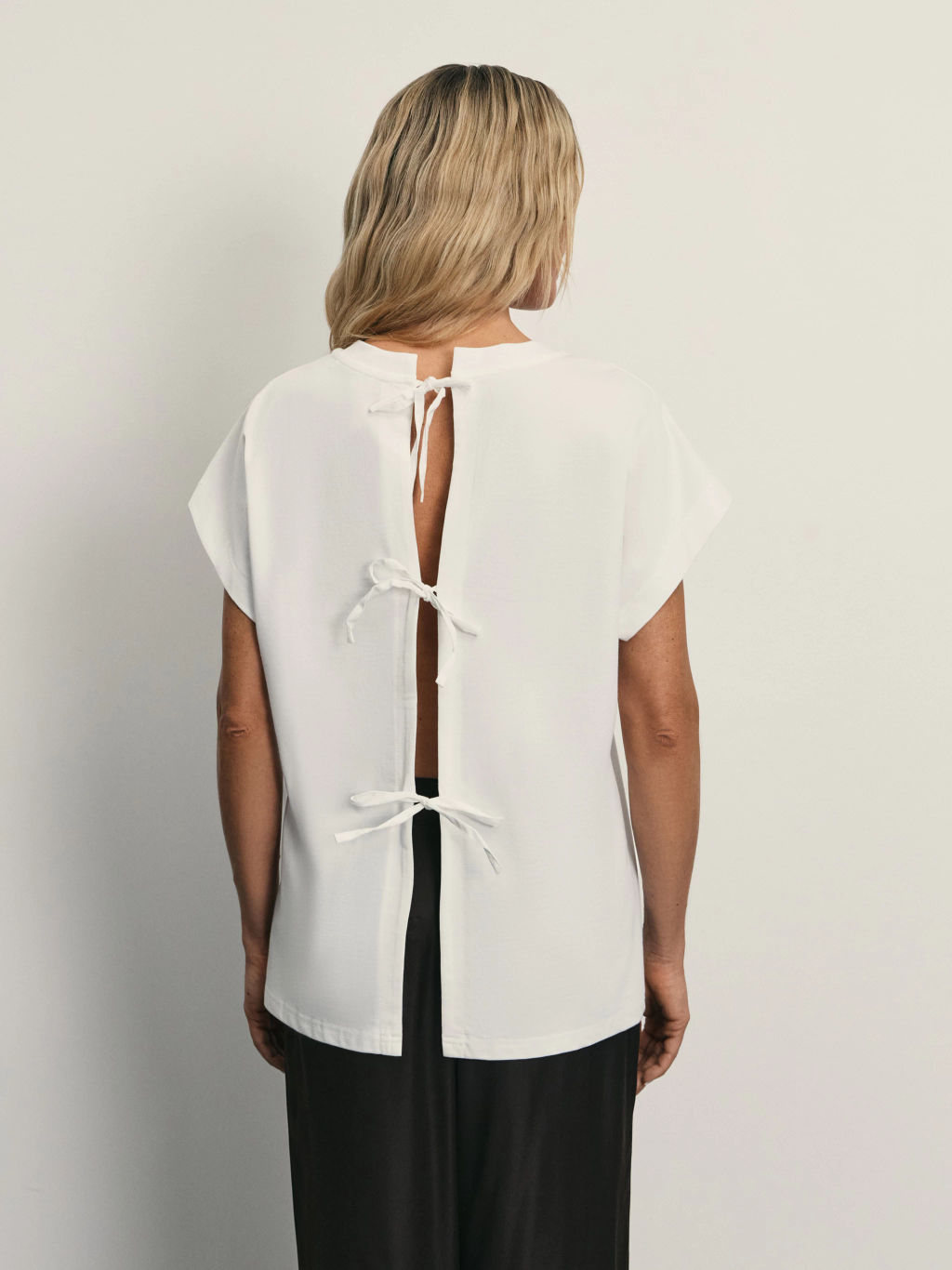 Футболка с бантиками на спине / Zarina  фото 3