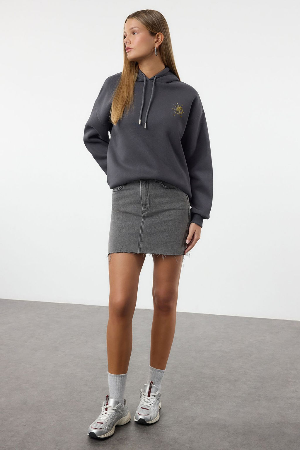 Antrasit Kal?n Ici Polarl? Kapusonlu Bask?l? Oversize/Genis Kal?p Orme Sweatshirt TWOAW24SW00136