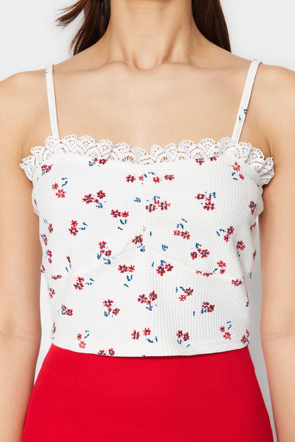 Beyaz Cicek Bask?l? Ask?l? Fitted/Vucuda Oturan Waffle Kumas Super Crop Orme Bluz TWOSS23BZ00375 - Trendyolmilla фото 4