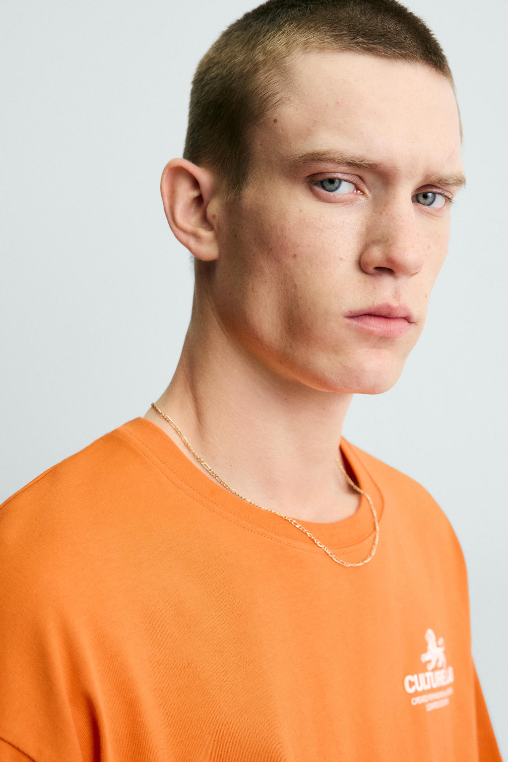 CAMISETA TEXTOS ESTAMPADOS CONTRASTE / Naranja