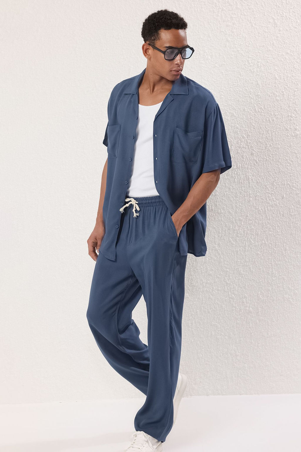 TRENDYOL MAN Lacivert More Sustainable Regular Fit Dusuk Omuz Cepli Viskon Yazl?k Gomlek TMNSS25GO00005