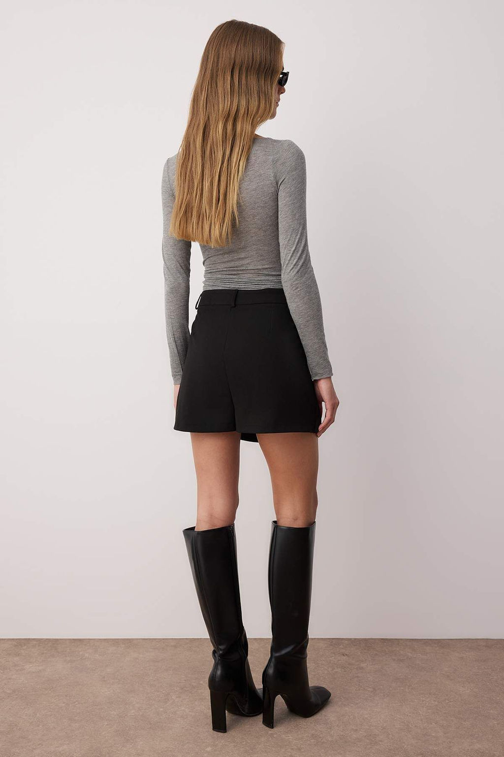 Siyah Dusuk Bel Mini Duz Kesim Sort Etek Sort & Bermuda TWOAW26SR00016