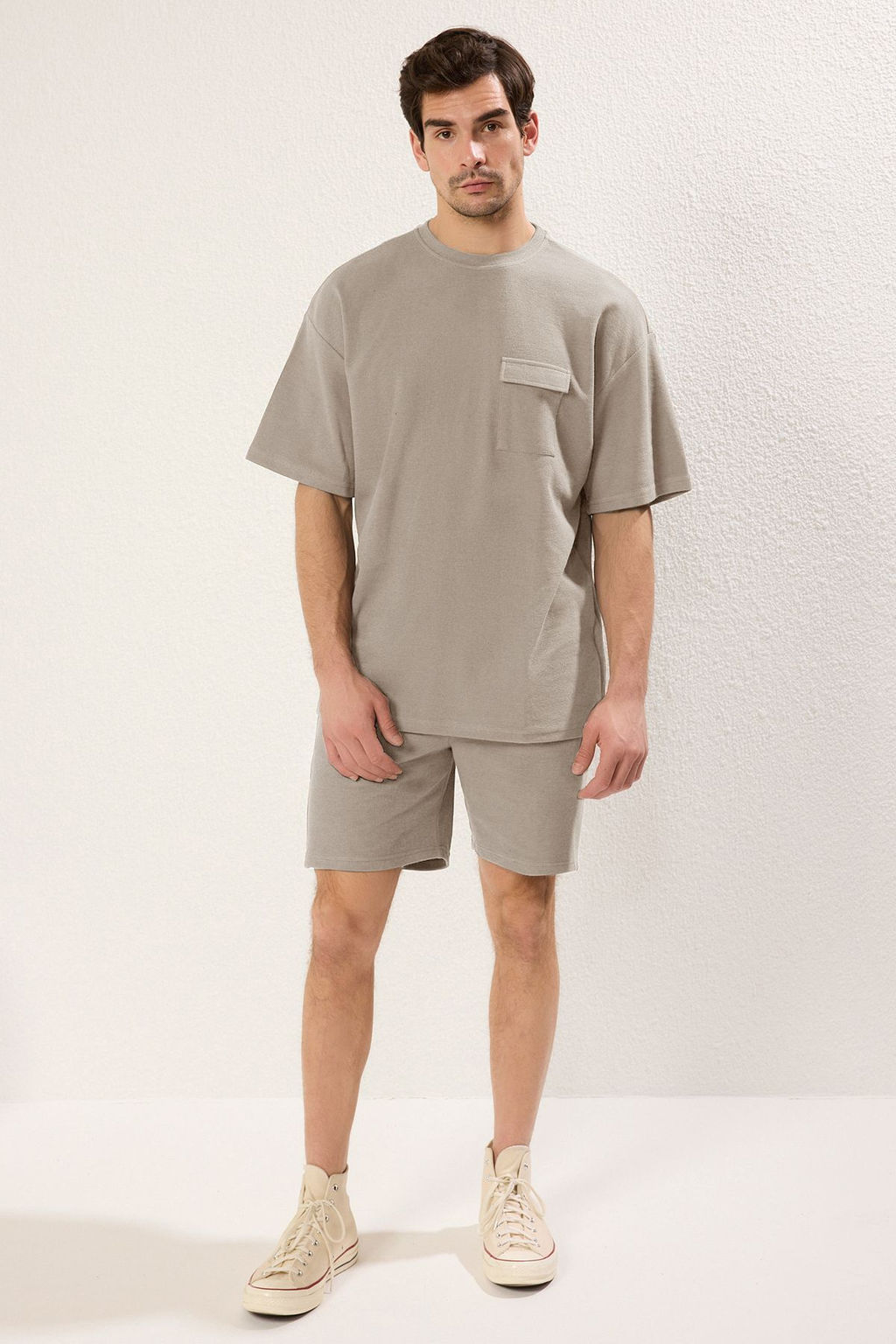 TRENDYOL MAN Haki Oversize/Genis Kesim Dokulu Cep Detayl? K?sa Kol Premium T-shirt TMNSS25TS00061