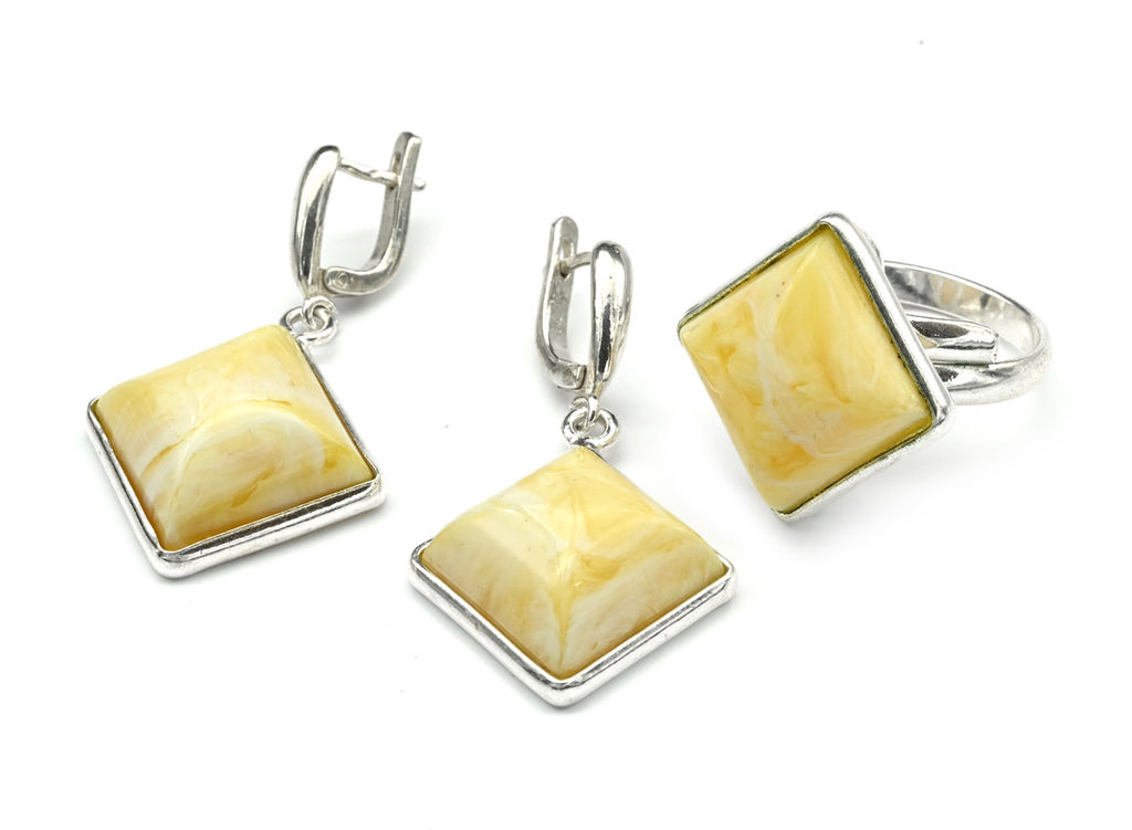 Комплект с янтарём в посеребрении кольцо, серьги ромбик 24мм молочный