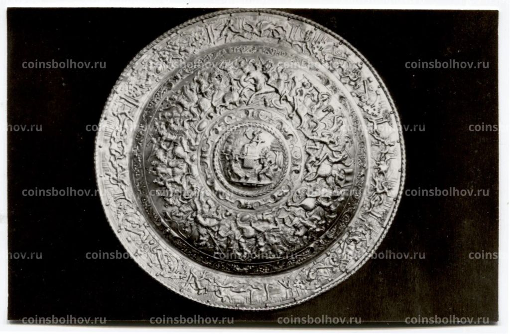 Открытка Эрмитаж  Рыцарский зал. Щит рондаш XVI век. Германия