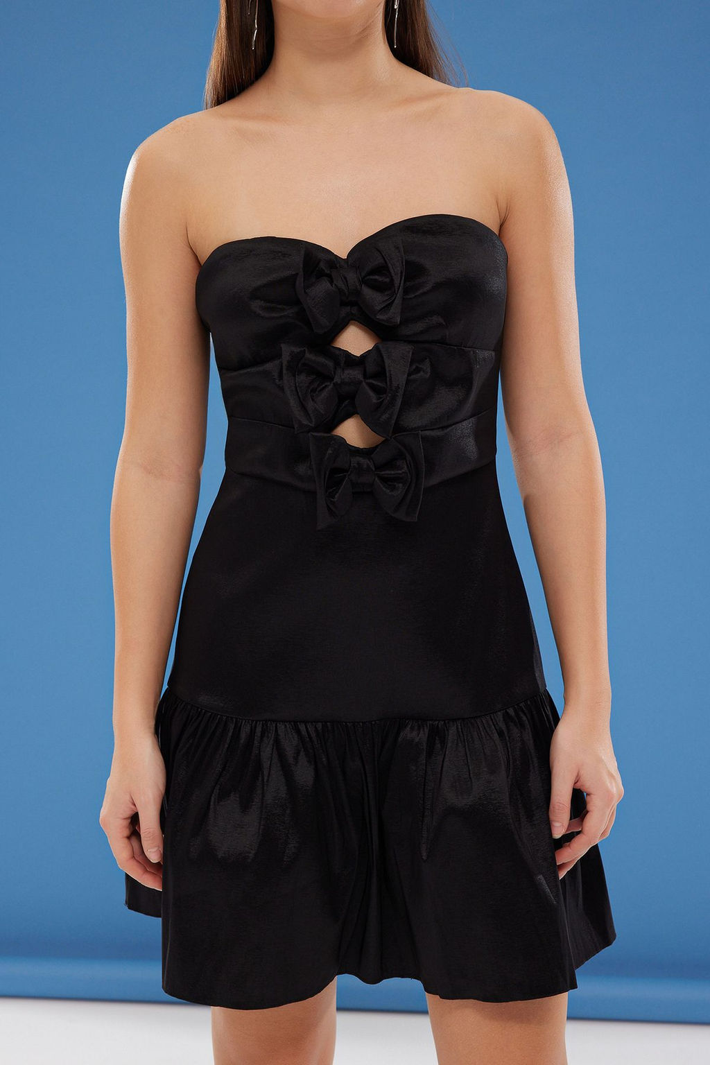 TRENDYOLMILLA Siyah A-Kesim Straplez Fiyonk Detayl? Dokuma K?sa S?k Elbise TPRSS25EL00072