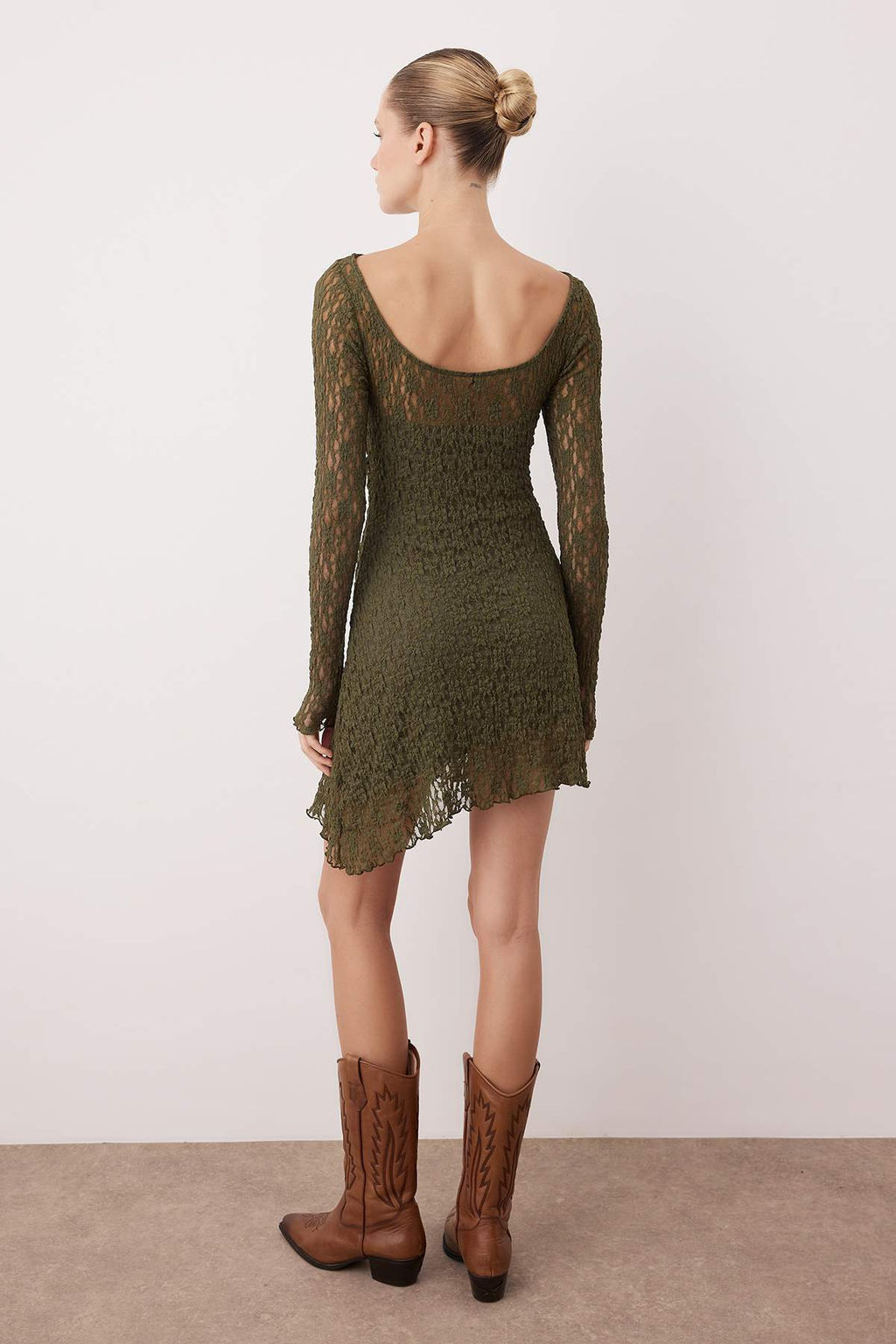 Kahverengi S?rt Dekolteli Asimetrik Detayl? Mini/K?sa Dantel Esnek Orme Elbise TWOSS25EL00903 - Trendyolmilla фото 10