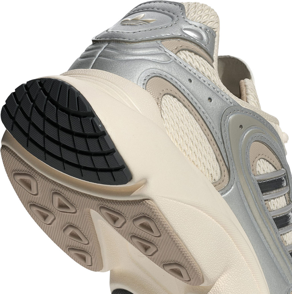 Кроссовки женские