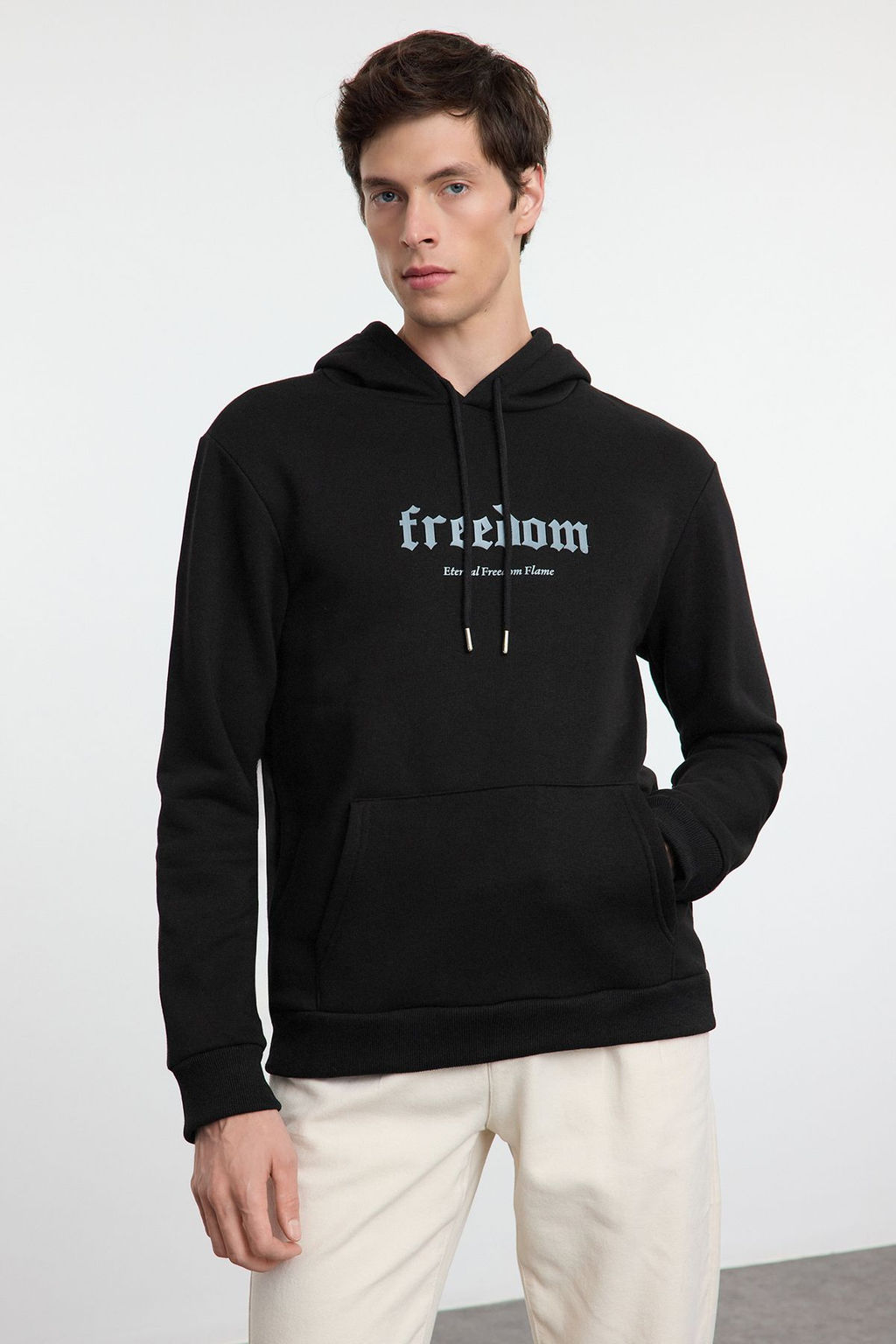 Siyah Regular/Normal Kesim Kabar?k Yaz? Bask?l? Kapusonlu Sweatshirt TMNAW25SW00105