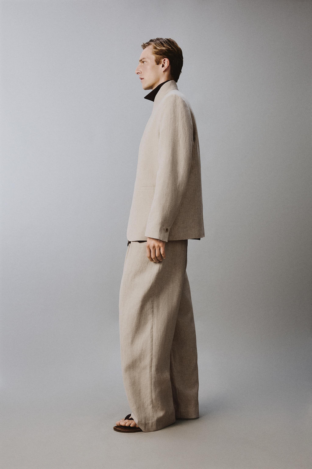 PANTAL?N PLIEGUES TRAJE RELAXED FIT / Beige claro