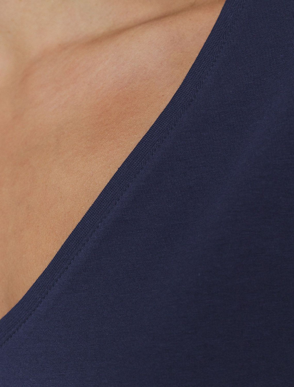 Футболка с V-вырезом и цельнокроеным рукавом из премиального хлопка - Vilatte фото 4