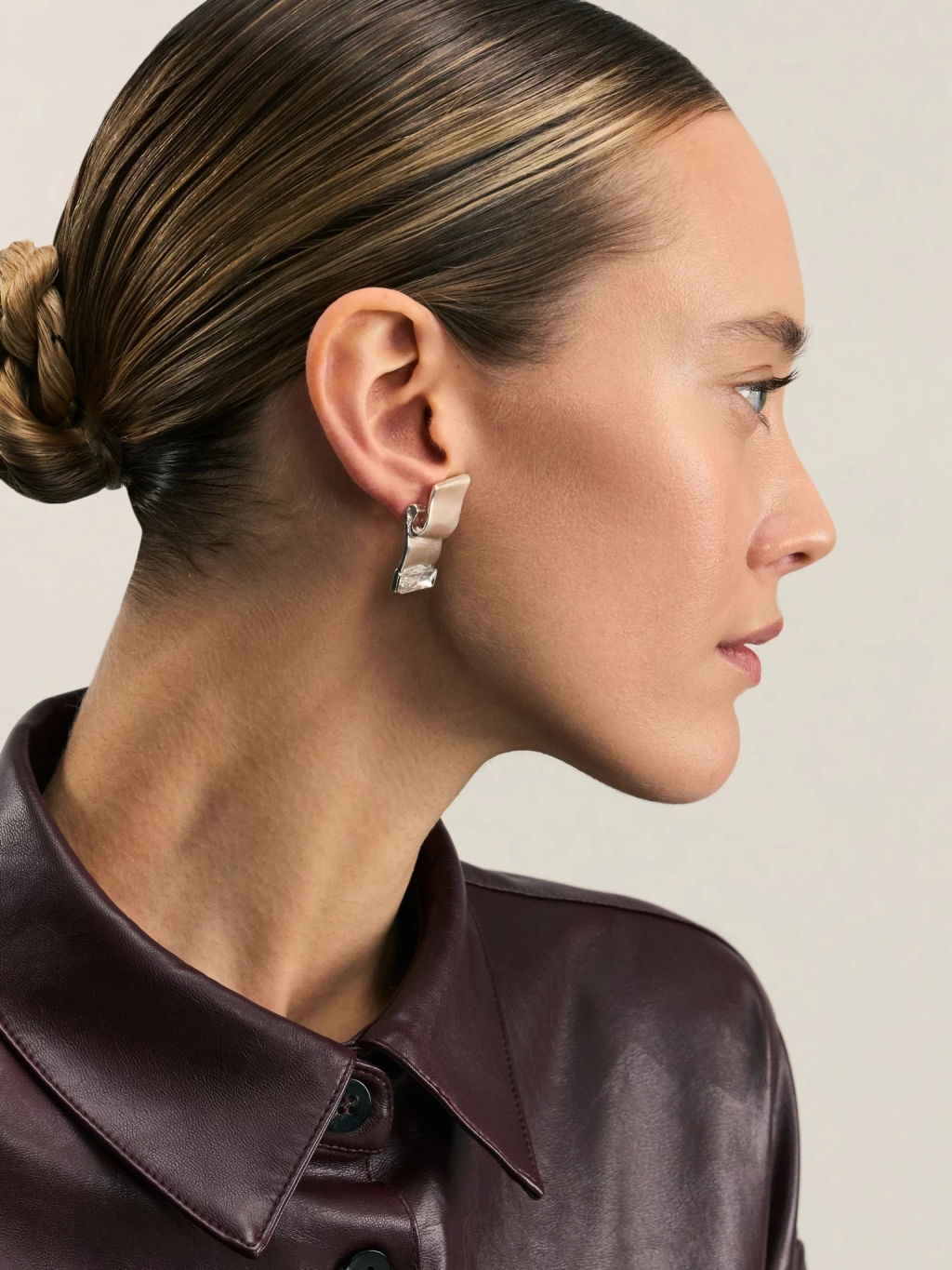 Серьги акцентные из мятого металла с камнем / Zarina  фото 3