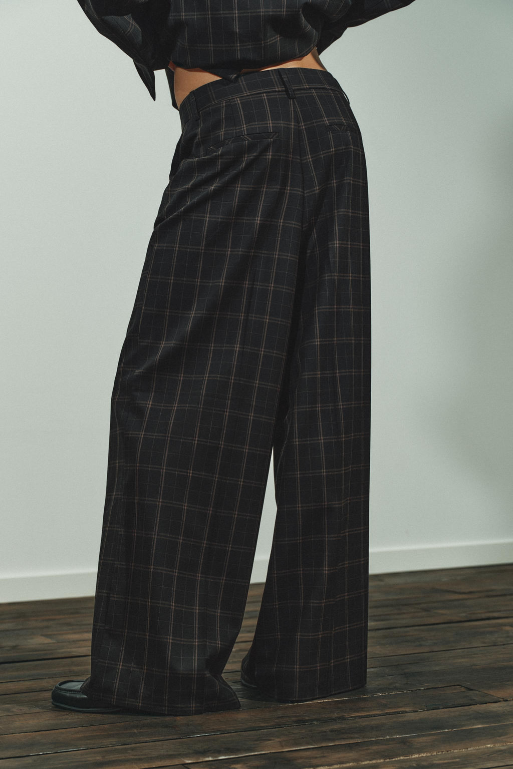HIGH-WAIST CHECKED TROUSERS - Zara фото 6