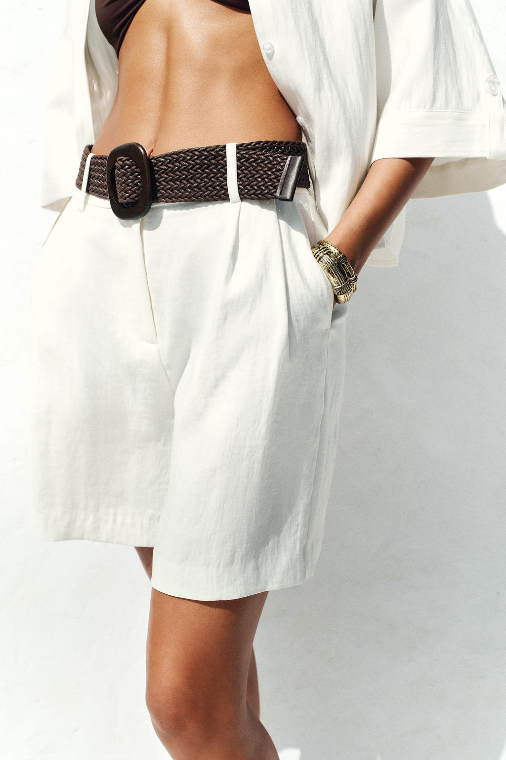 BERMUDA SHORTS WITH DARTS AND BELT