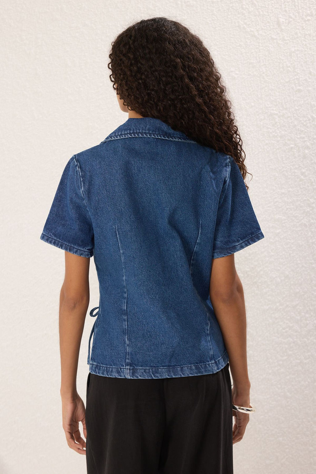 TRENDYOLMILLA Mavi Kurdele/Fiyonk Detayl? Denim Gomlek TWOSS25GO00122  фото 4