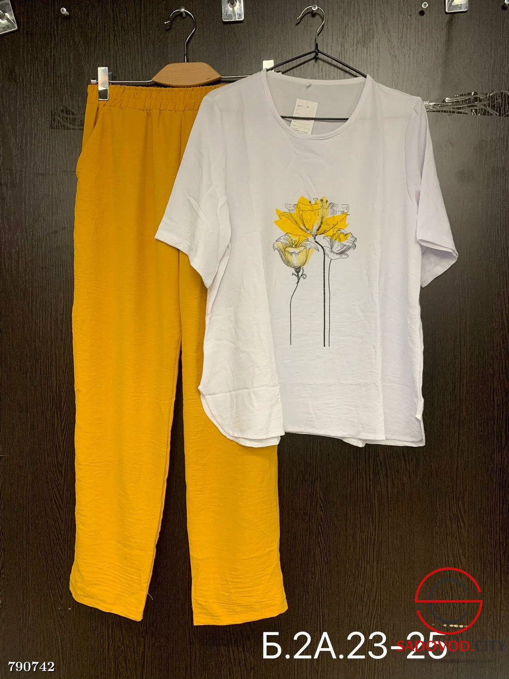 Женский костюм футболка и брюки