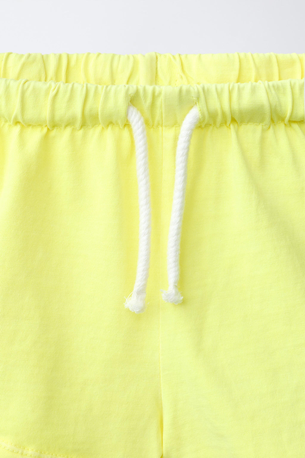 CONJUNTO JOGGING CAMISETA Y BERMUDA LISO / Amarillo