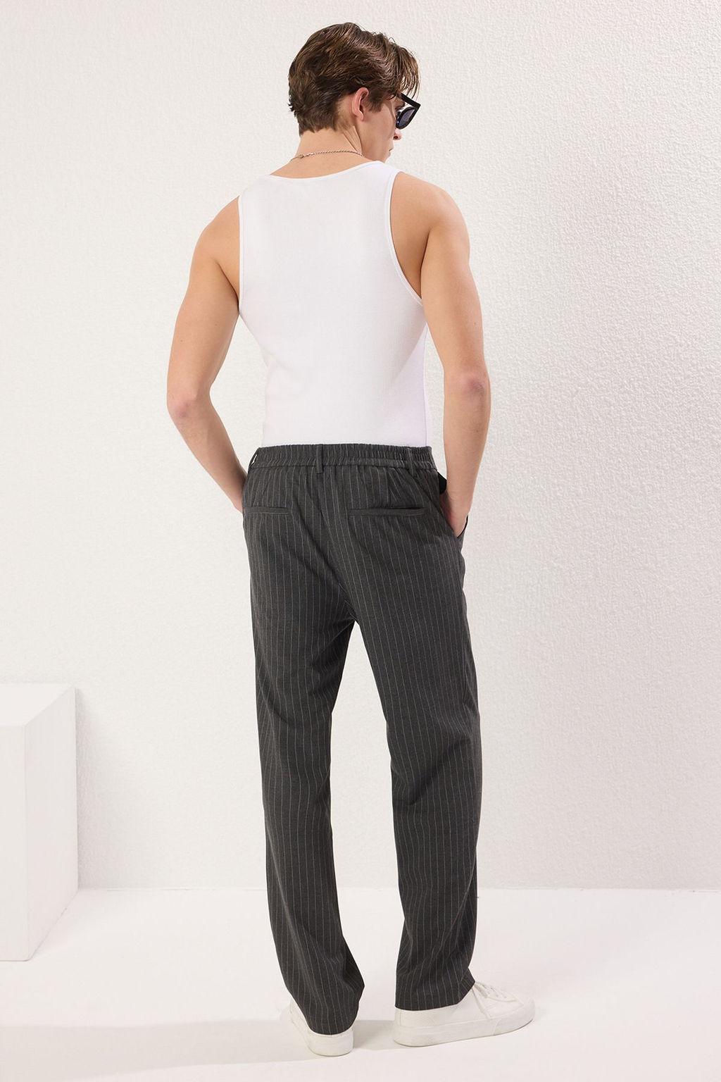 Antrasit Cizgili Pileli Klasik Baggy Fit Kumas Pantolon TMNSS24PL00024