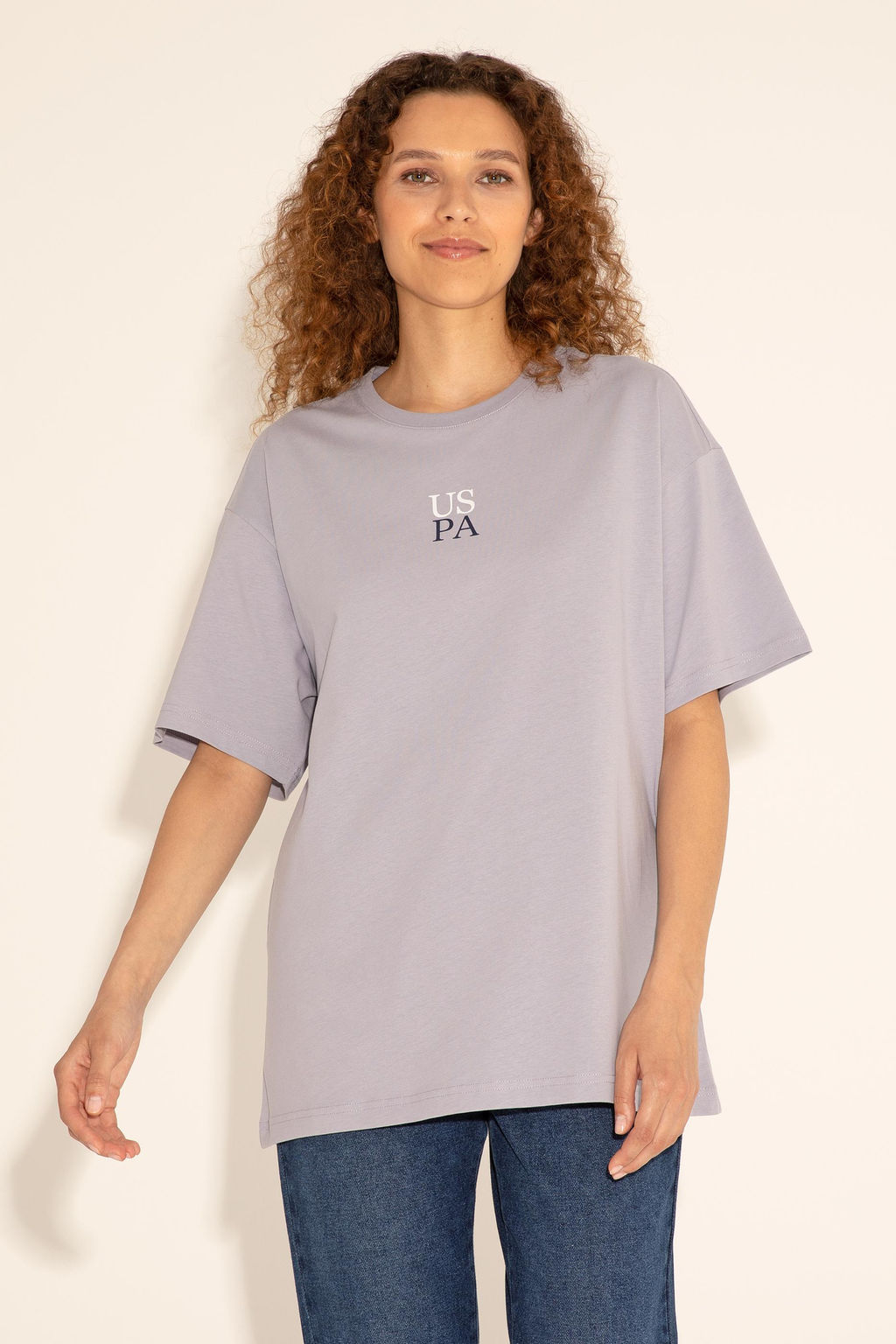 Серая удобная футболка с круглым вырезом Неожиданная скидка в корзине