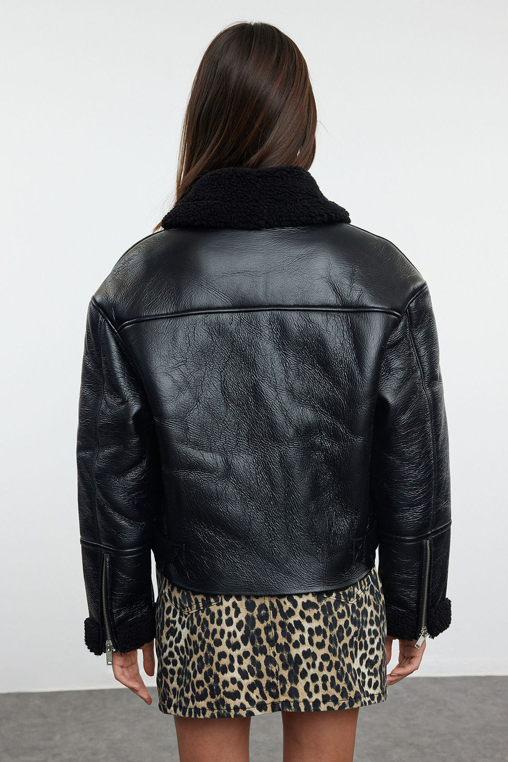 Siyah Regular Kal?p Pelus Detayl? Suni Deri Biker Ceket Mont TWOAW24MO00279