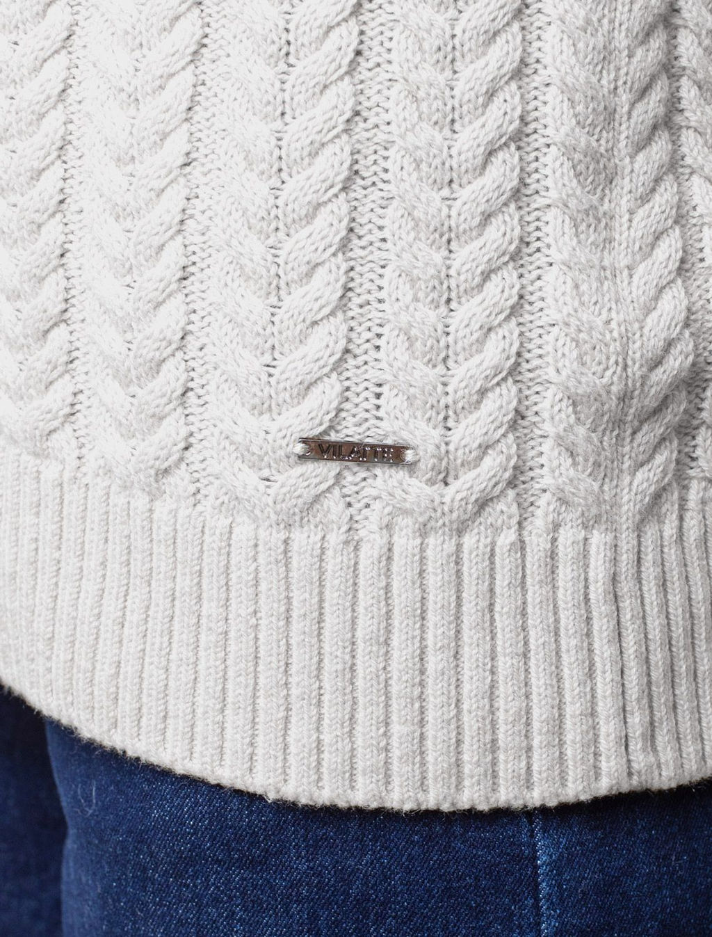 D39.349 Джемпер женский натуральный белый