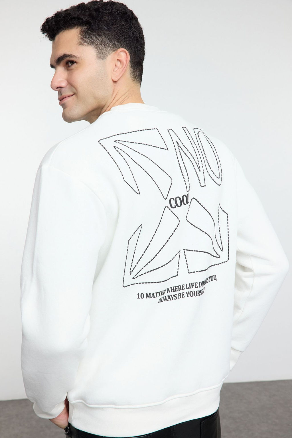 Beyaz Regular/Normal Kesim Kabar?k Yaz? Bask?l? Ici Polarl? Sweatshirt TMNAW25SW00190 - Trendyolmilla фото 4