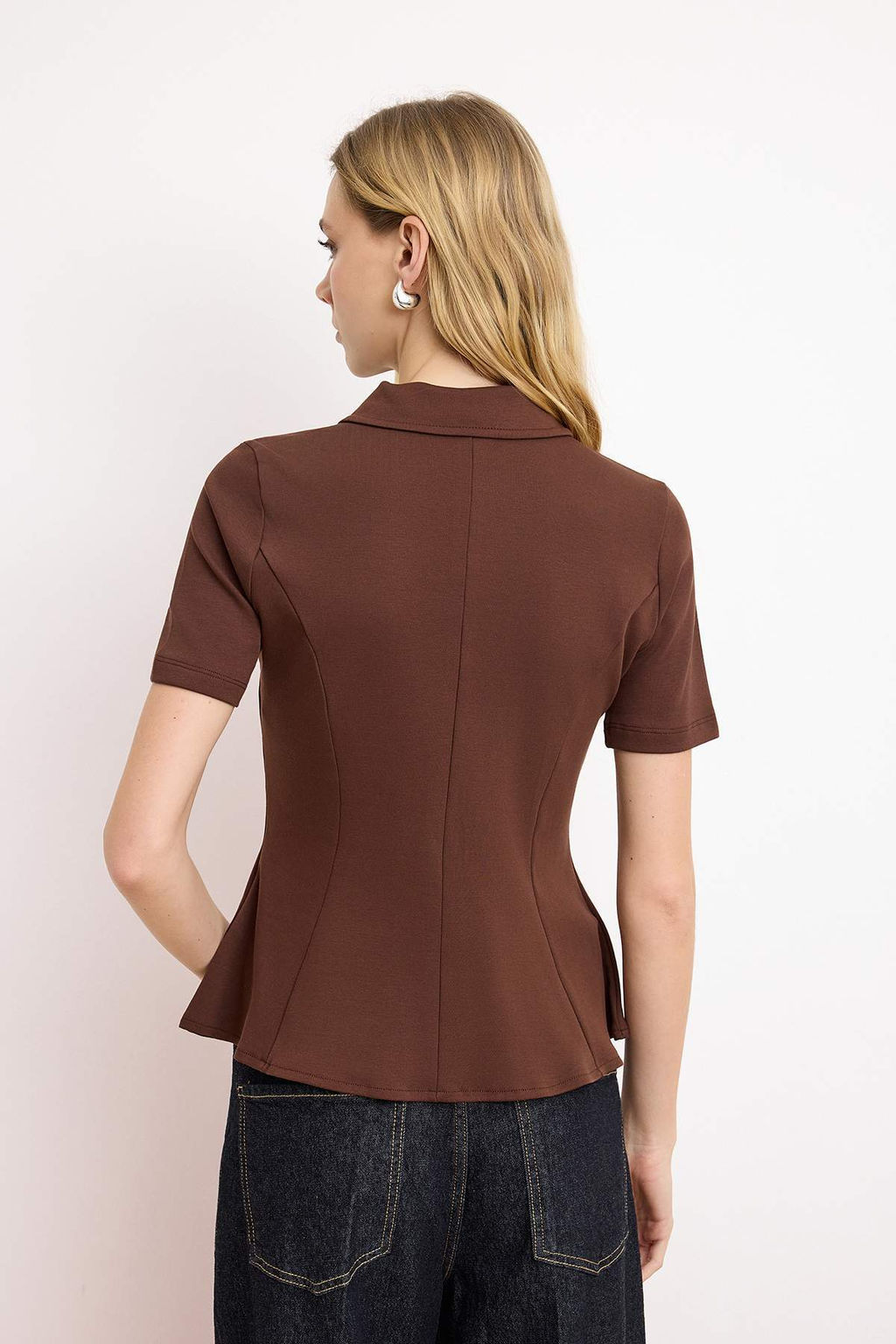 Koyu Kahverengi Peplum Polo Yaka Yar?m Pat Fermuar K?sa Kol Interlok Orme Bluz TWOSS26BZ00064