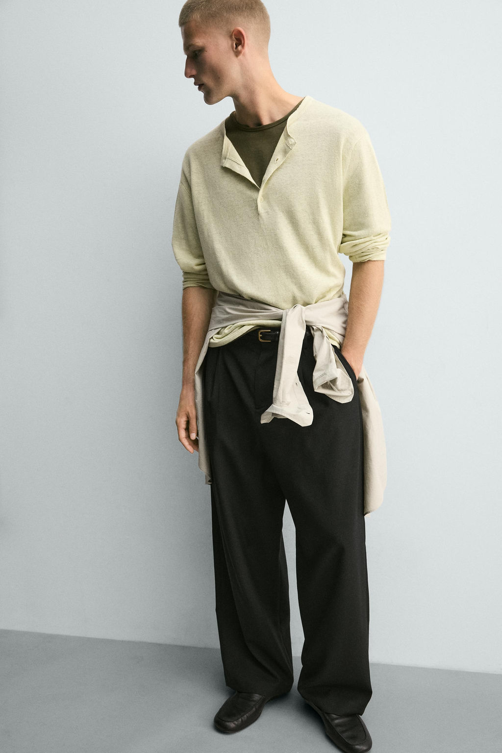 PANTAL?N RELAXED FIT PLIEGUES / Negro