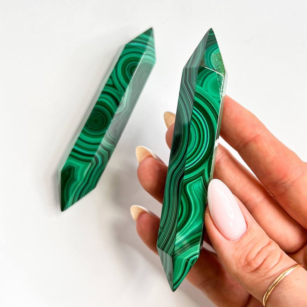 Кристалл двухконечный из Малахита