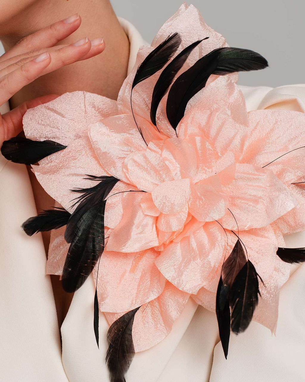 Брошь цветок искуcственный шёлк/Натуральные перья