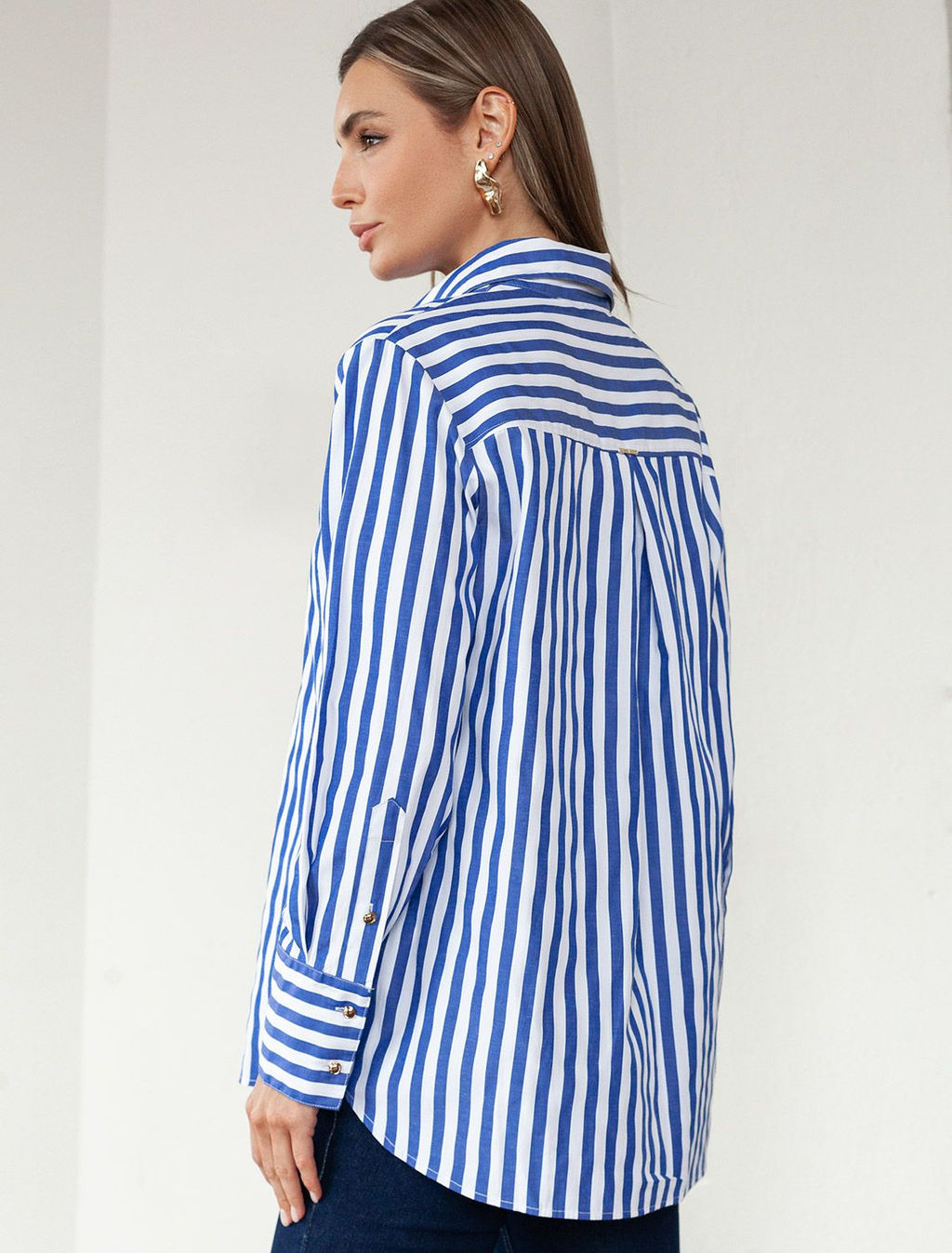 Блузка свободного силуэта с золотистыми пуговицами