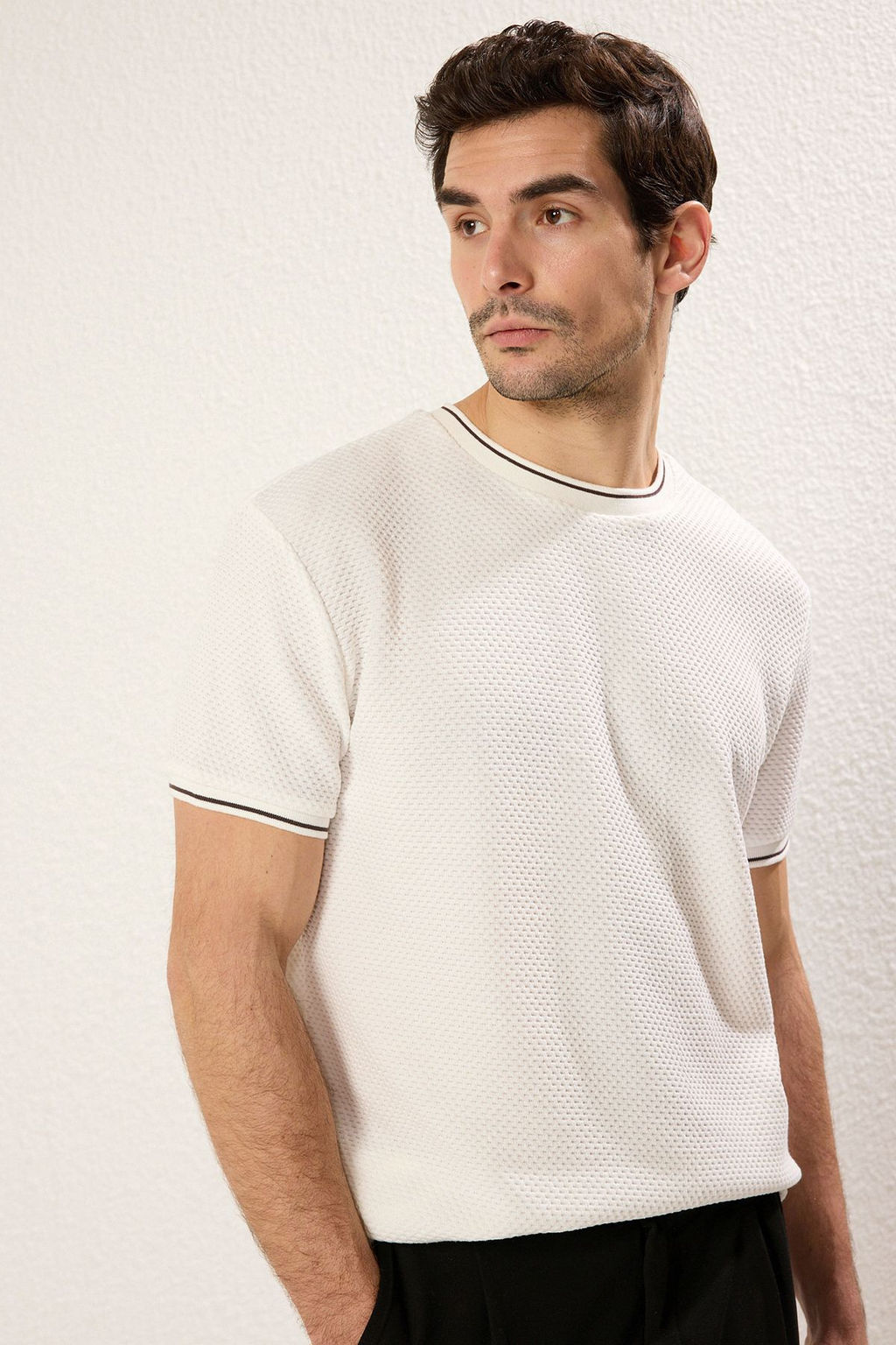 TRENDYOL MAN Beyaz Regular/Normal Kesim Dokulu Triko Bantl? T-Shirt TMNSS25TS00042 - Trendyolmilla фото 3