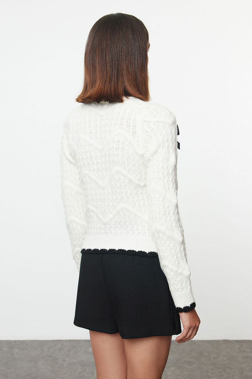 TRENDYOLMILLA Ekru Kurdele/Fiyonk Detayl? Boncuk Islemeli Triko H?rka TWOAW25HI00247  фото 12