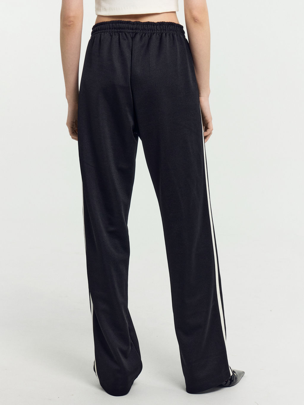 Брюки женские черные со светло-молочными лампасами черный +св.молочный 182498 - Mark formelle фото 5