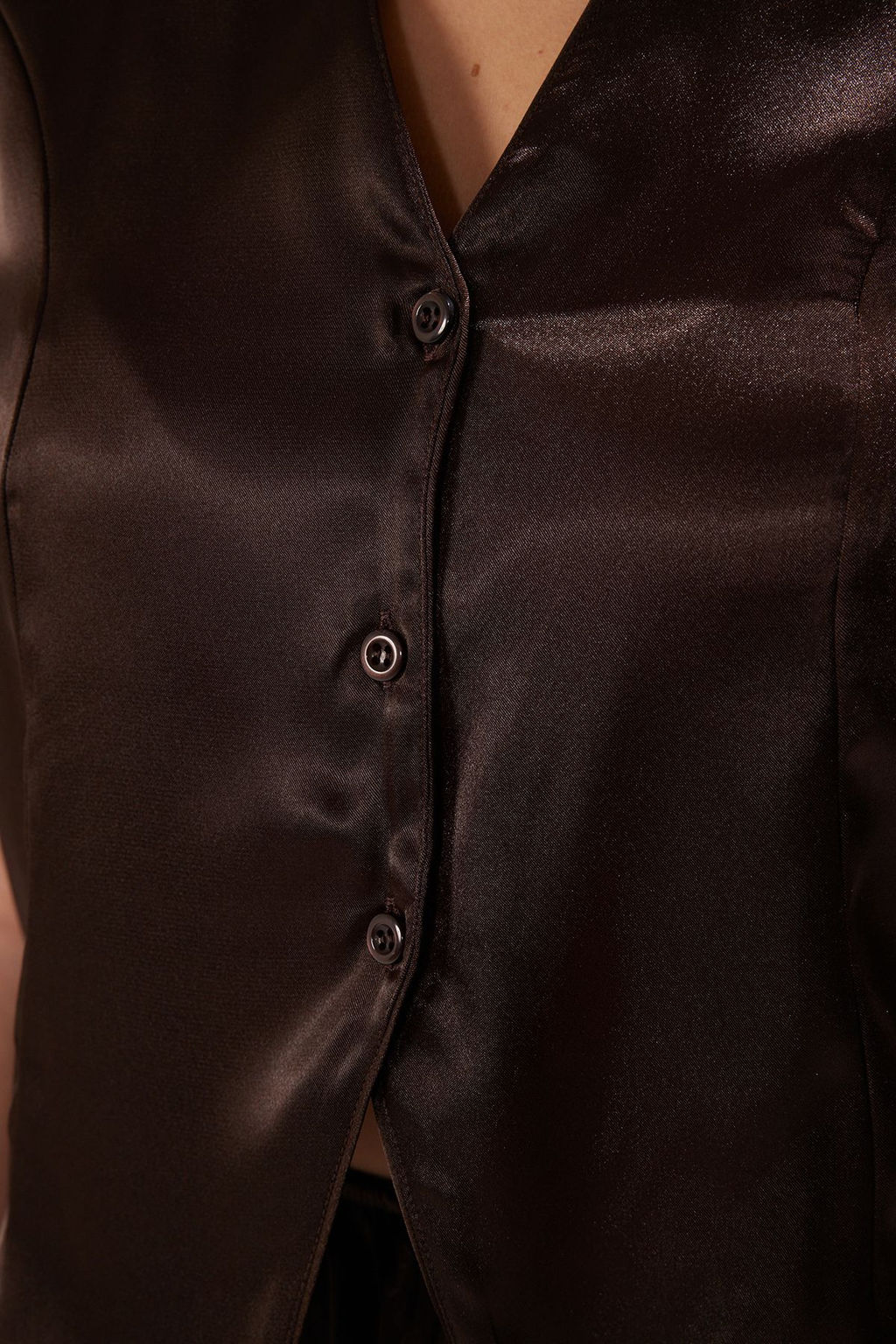 Trendyolmilla Kahverengi Dugmeli Saten Yelek ve Sortlu Dokuma Pijama Tak?m? THMSS25PT00233 фото 3