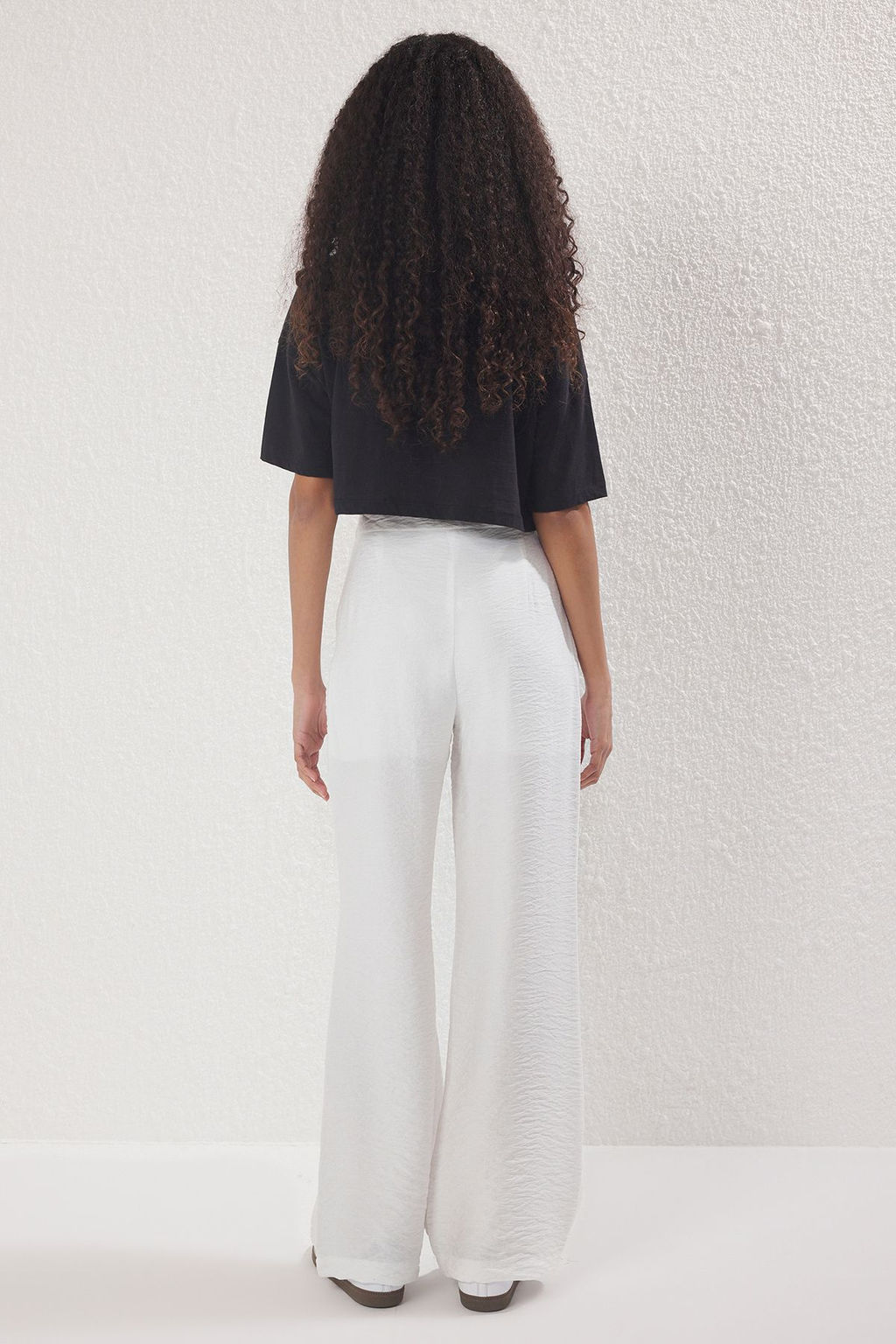 Trendyolmilla Beyaz Dokulu Wide Leg/Genis Paca Ince Kumas Astarl? Pantolon TWOSS25PL00113  фото 4