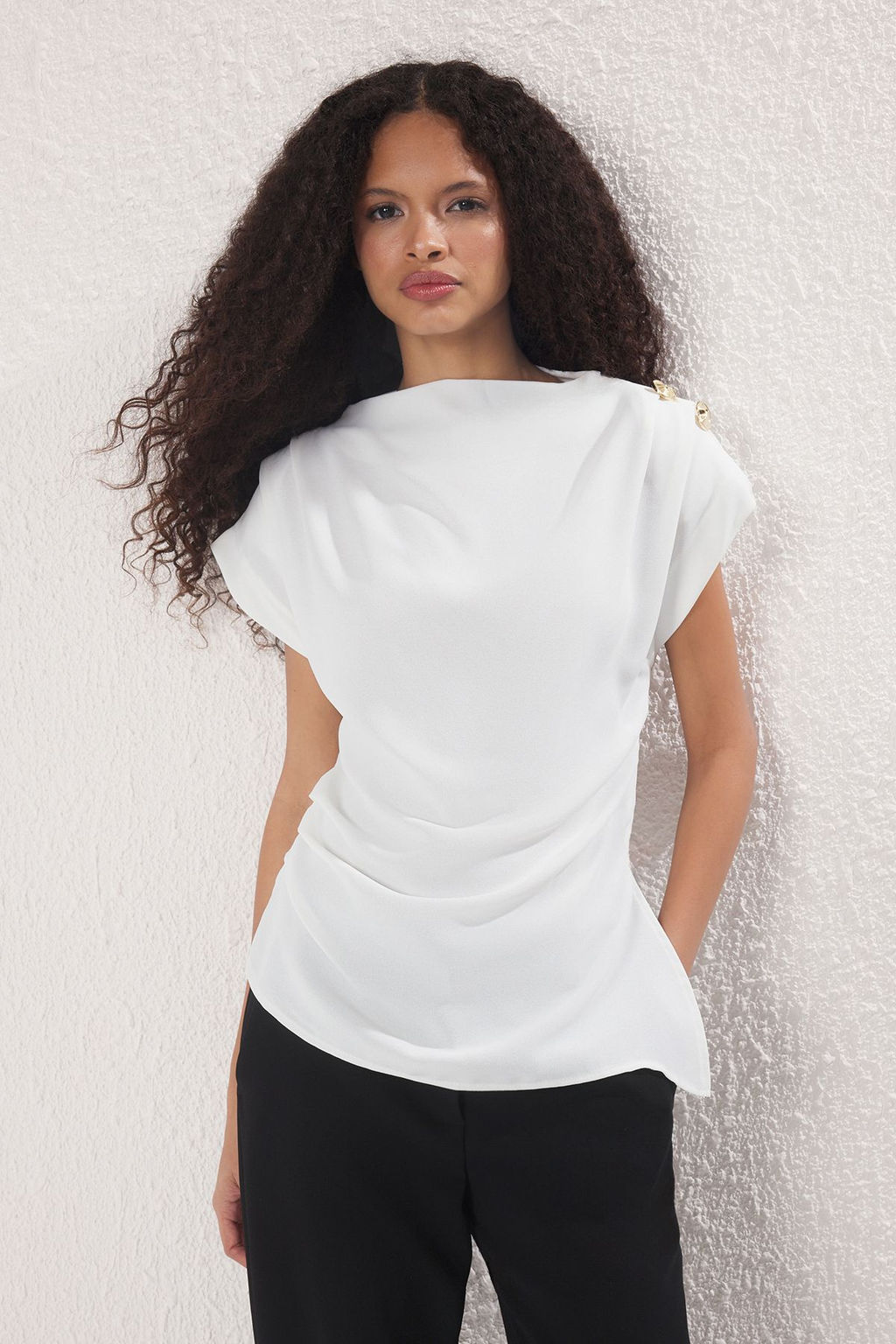 Trendyolmilla Beyaz Fitted Buzgu ve Dugme Detayl? Dik Yaka Dokuma Bluz TWOSS25BZ00525
