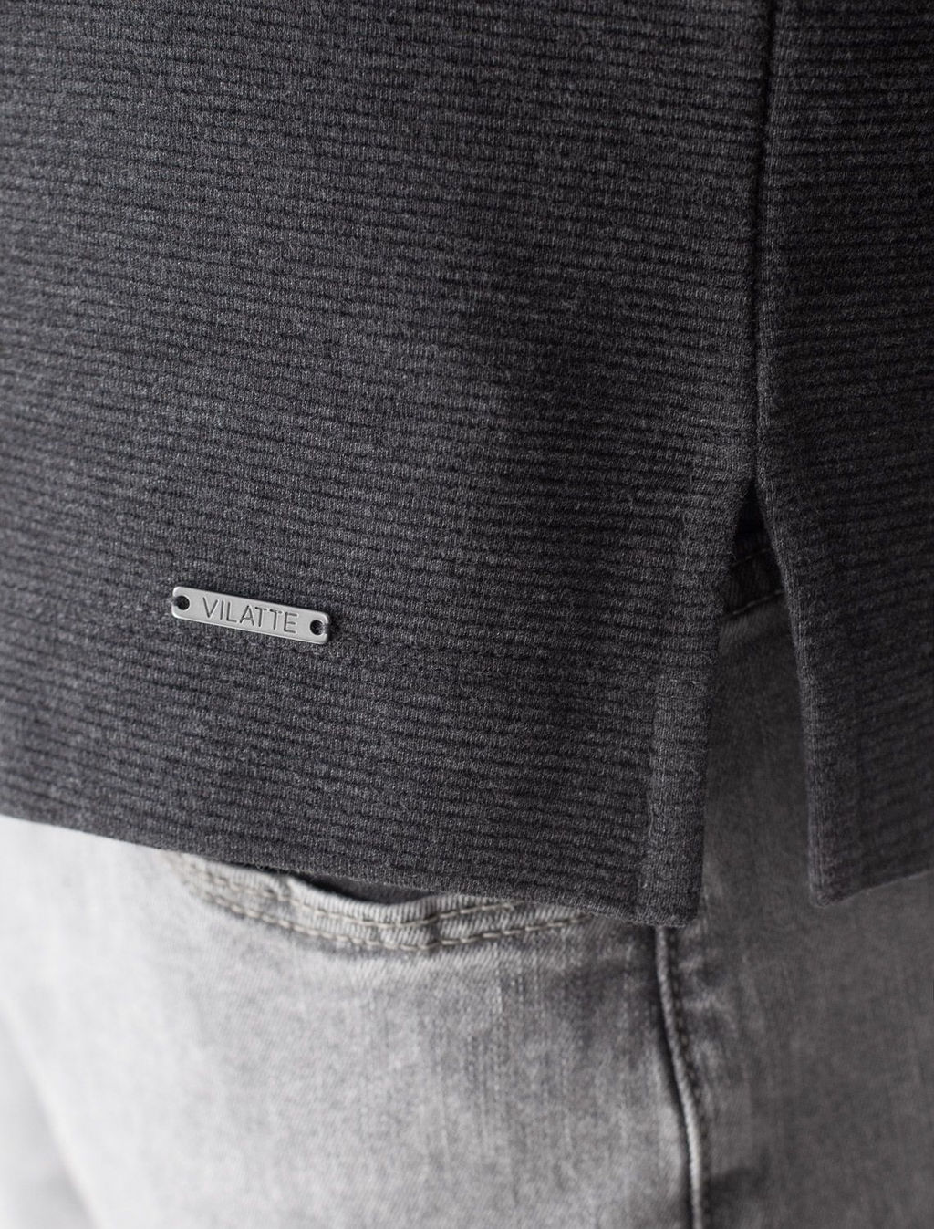 Лонгслив из мягкого фактурного трикотажа с плетеным воротником поло на пуговицах