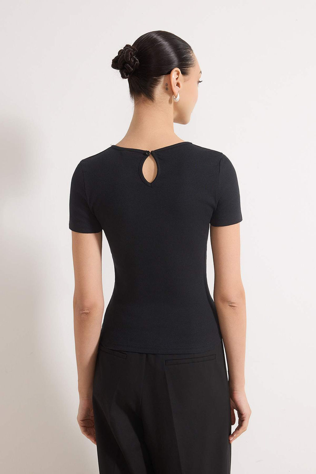 Pembe Fitted/Vucuda Oturan K?sa Kollu Aksesuar Detayl? Fitilli Esnek Orme Bluz TWOSS26BZ00092 - Trendyolmilla фото 8