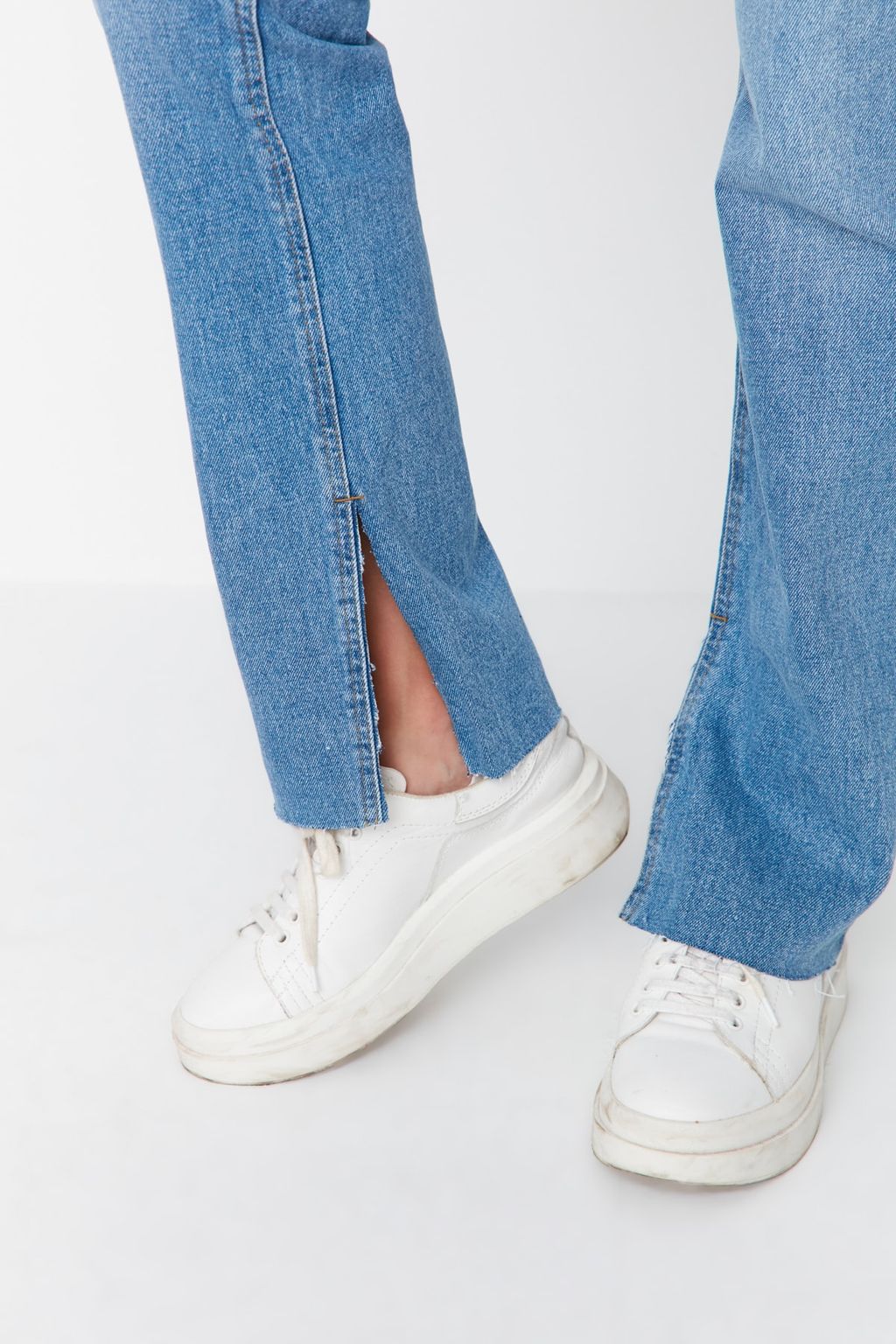 TRENDYOLMILLA Siyah Y?rtmacl? Yuksek Bel Flare Jeans TWOAW22JE0382  фото 10